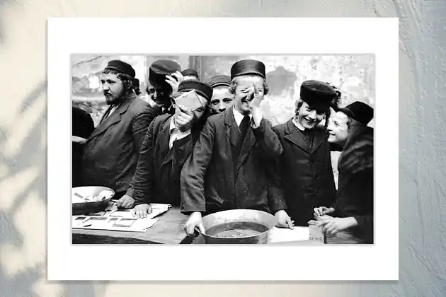 Okazja Fotografia z passe-partout; Świętujący Żydowskie chłopcy