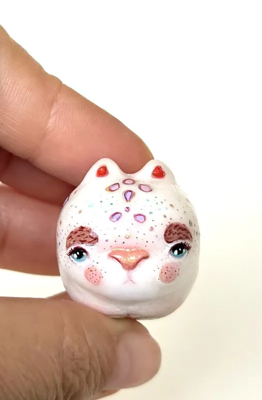 Super okazja Miniaturowa Figurka Uroczego Kotka z Dużymi Brwiami - wykonywana na zamówienie