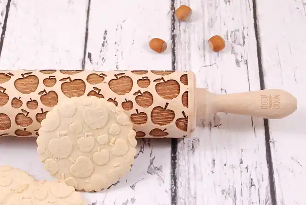 APPLE PIE - grawerowany wałek do ciasta Wyjątkowa oferta