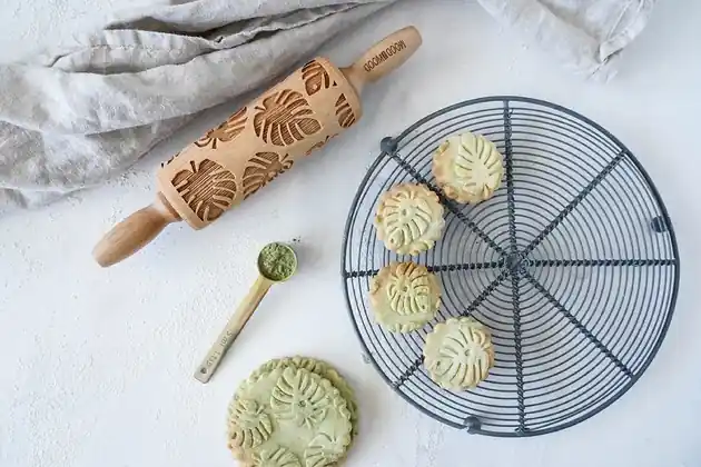 Najlepsza cena MONSTERA - mini grawerowany wałek do ciasta