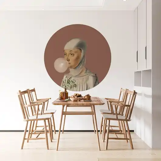 Niska cena Mural DOTS Kobieta z Gumą Balonową MOCHA- okrągła dekoracja ścienna