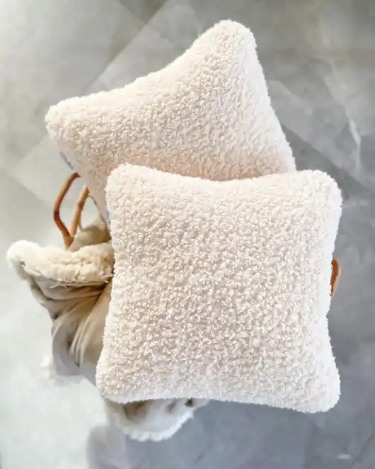 Poduszka kwadratowa boucle baranek ecru Oferta czasowa