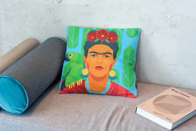 Cena promocyjna Kolorowa poduszka dekoracyjna - Frida Kahlo