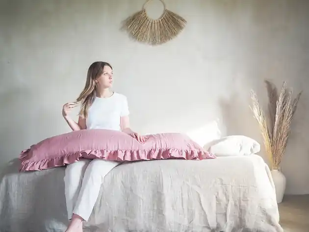 Bestseller Lniana poszewka z falbanką na długą poduszkę DUSTY PINK