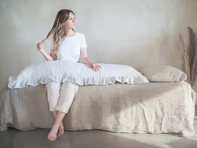 Lniana poszewka z falbanką na długą poduszkę GRAY STRIPES Nowość