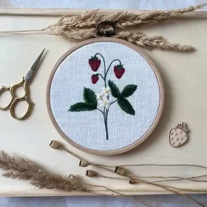 Ręcznie haftowany tamborek, truskawki, ozdoba do kuchni Oferta limitowana