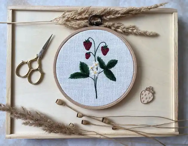 Ręcznie haftowany tamborek, truskawki, ozdoba do kuchni Oferta limitowana