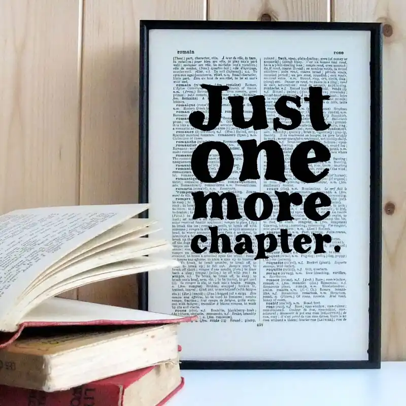 Plakat w drewnianej ramie Just One More Chapter Bonami Tani
